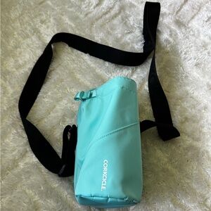 CORKCICLE TURQUOISE CROSSBODY WATER BOTTLE SLING BAG